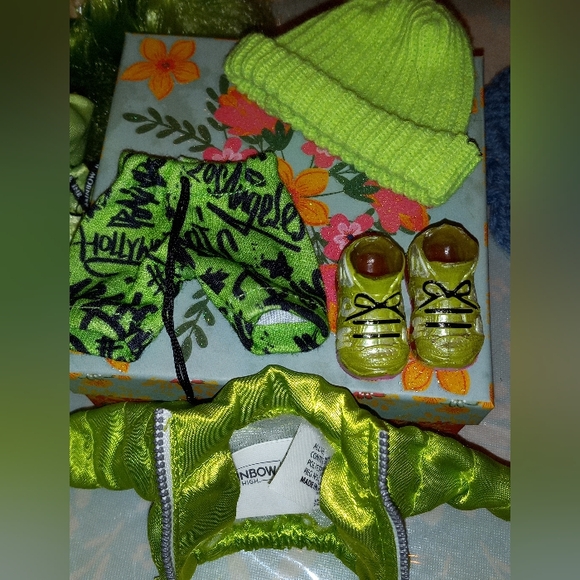 Rainbow High Jade Hunter Fashion Doll & Accessories - Picture 4 of 4